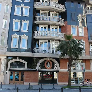 In Front Of Sheraton Апартаменты